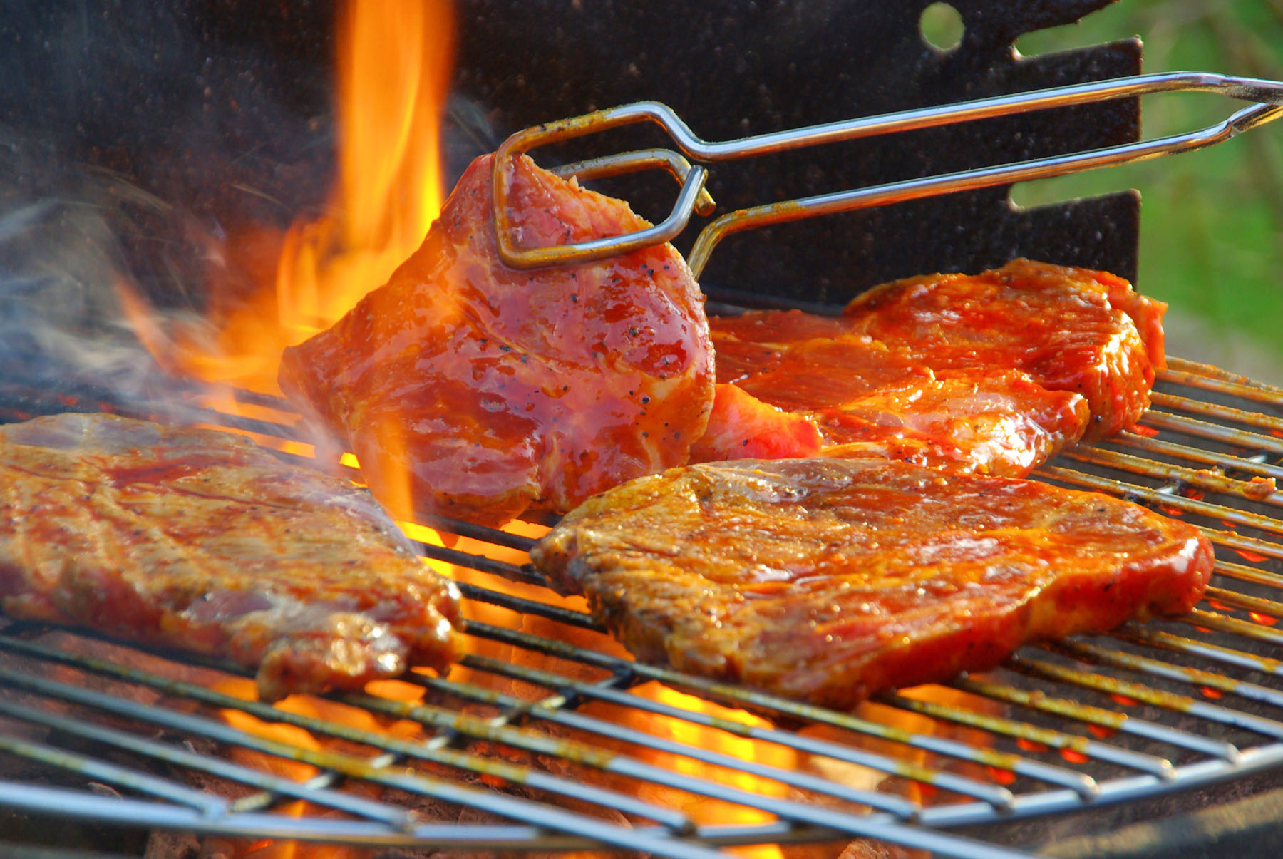 Benefits & Drawbacks of Gas & Charcoal Grills